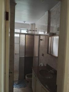 une salle de bain avec un lavabo et des toilettes dans l'établissement Coração da Ocian, à Praia Grande