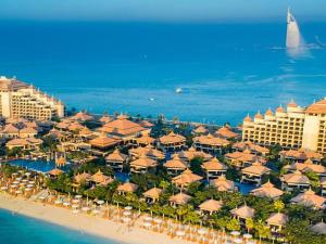 杜拜的住宿－Signature Residence - The Palm Jumeirah，海滩上的度假村的空中景致