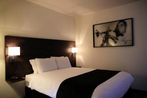 una habitación de hotel con una cama y una foto en la pared en Steam Plant Hotel, en Spokane