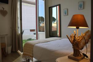 Voodi või voodid majutusasutuse Hôtel La Villa des Oliviers toas