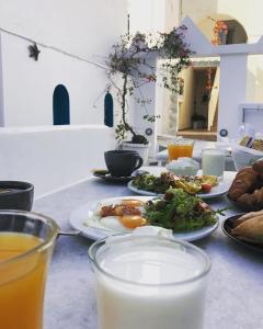 een tafel met borden eten en drinken erop bij Taki's Guests in Naxos Chora