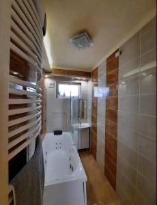Phòng tắm tại Emese apartman