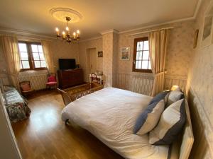 - une chambre avec un lit et un salon dans l'établissement La pommeraie76, à Saint-Ouen-sous-Bailly