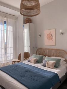 Postel nebo postele na pokoji v ubytování Hôtel Eden - La Baigneuse