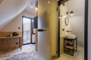 uma casa de banho com um lavatório e um WC num quarto em Wielka Krokiew Residence&SPA - Zakopane - JACUZZI, SAUNA, TĘŻNIA SOLANKOWA, SPA, GRILL em Zakopane