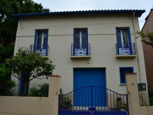 une maison blanche avec des portes et des balcons bleus dans l'établissement Maison Collioure, 4 pièces, 6 personnes - FR-1-225-684, à Collioure