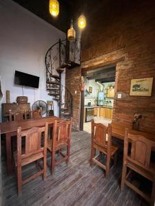 comedor con mesa de madera y sillas en Punto Salta Hostel en Salta