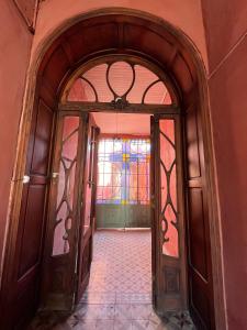 drzwi wejściowe do budynku z witrażami w obiekcie Punto Salta Hostel w mieście Salta