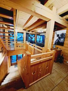 沙泰勒的住宿－Chalet de montagne style savoyard, vue sur pistes，小屋内拥有木墙和天花板,享有内部景致。