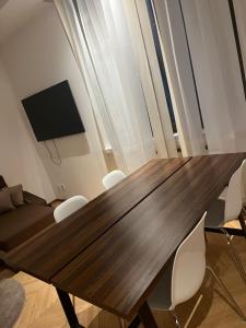 ウィーンにあるDefault 1010の部屋にある大きな木製のテーブルと椅子