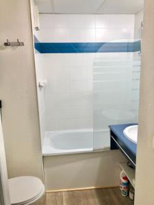 een badkamer met een bad, een toilet en een wastafel bij "Le Physalis" Élégant studio à 2 pas de Grenoble proche Tram in Fontaine