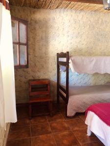 1 dormitorio con 2 literas y ventana en Matices de Molinos Hostal en Molinos