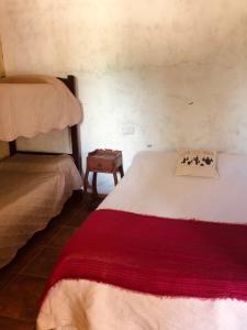 ein Schlafzimmer mit einem Bett und einem kleinen Tisch in der Unterkunft Matices de Molinos Hostal in Molinos