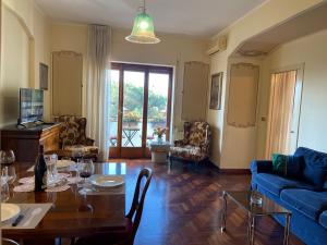 un soggiorno con tavolo e divano blu di Lady House a Reggio di Calabria