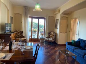 salon ze stołem i niebieską kanapą w obiekcie Lady House w mieście Reggio di Calabria