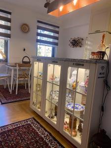 um armário com portas de vidro num quarto em APARTMENTS VRANAS Bjelašnica em Bjelašnica