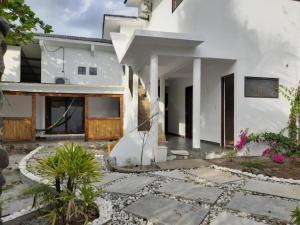 a white house with a courtyard at Hibiscus Garden in Santa Catalina