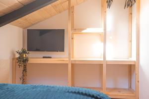 Televízia a/alebo spoločenská miestnosť v ubytovaní APARTAMENTO BLOSSOM