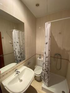 アンカムにあるEd. Euro Àticのバスルーム(洗面台、トイレ、シャワー付)