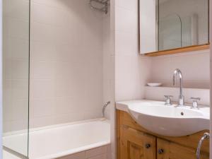 Salle de bains dans l'établissement Appartement Saint-Bon-Tarentaise, 3 pièces, 5 personnes - FR-1-564-71