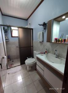 łazienka z toaletą i umywalką w obiekcie Quarto, piscina, ar condicionado w mieście Encantado