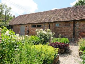 een bakstenen huis met een tuin ervoor bij The Parlour in Warbleton