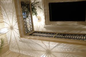 Habitación con espejo y ventana en la pared. en RIAD TAZZORI en Marrakech