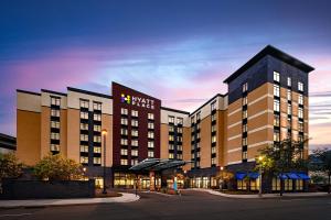 ピッツバーグにあるHyatt Place Pittsburgh North Shoreの建物の側面に看板があるホテル