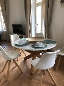 einen Tisch und Stühle im Wohnzimmer in der Unterkunft Gründerzeitwohnung in beliebter Südvorstadt in Leipzig