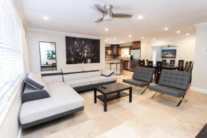 Χώρος καθιστικού στο Deluxe 5BR Home in Dania Beach near Beach, Casino, Heated Pool