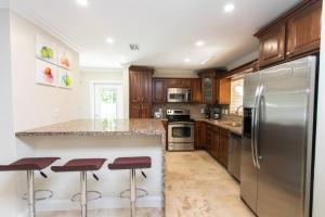 Η κουζίνα ή μικρή κουζίνα στο Deluxe 5BR Home in Dania Beach near Beach, Casino, Heated Pool +33 φωτογραφίες