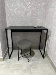 a black desk with a chair and a wall at Avto Spa in Khmelnytskyi