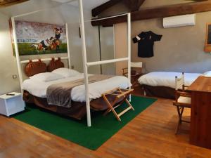 Zimmer mit 2 Etagenbetten und einem Tisch in der Unterkunft Logis Domaine de Peyrolade in Daux