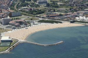 ヒホンにあるApartamento en Gijón Arbeyalの水辺の海岸の空中景