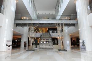 eine Lobby mit einer Treppe in einem Gebäude in der Unterkunft EPIC SANA Luanda Hotel in Luanda