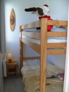 Poschodová posteľ alebo postele v izbe v ubytovaní Plage du Chay