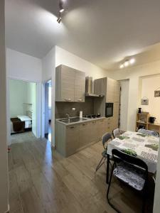 A kitchen or kitchenette at Modern Apartment in Rome - S.Paolo