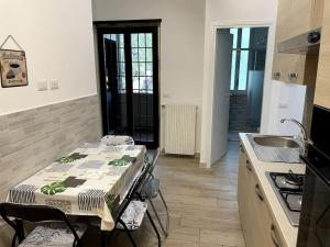 A kitchen or kitchenette at Modern Apartment in Rome - S.Paolo