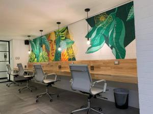 a row of chairs in a waiting room with a wall at Apartamento de lujo, MODERNO estilo NEW YORK in Guatemala