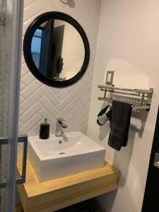 a bathroom with a white sink and a mirror at Apartamento de lujo, MODERNO estilo NEW YORK in Guatemala