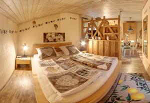 ein Schlafzimmer mit einem großen Bett und einer Holzdecke in der Unterkunft Gästehaus Barbara Schwaiger in Inzell