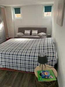 Säng eller sängar i ett rum på 3)Maison tout confort boucle de la Seine