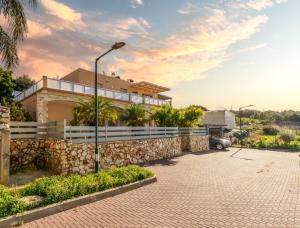 ein Haus mit einer Steinmauer und einer Straßenlaterne in der Unterkunft King Solomon Villa in Wadi Keren