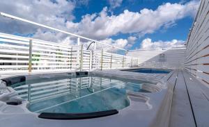 een zwembad op het dek van een cruiseschip bij נירוונה פנטהאוז יוקרתי לאירוח ונופש in Netanya