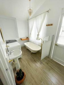 uma casa de banho com uma banheira, um lavatório e um WC. em "HOLLY HOUSE" 2 habitaciones - 2 bedrooms em Chachapoyas