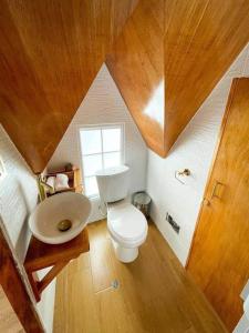 uma casa de banho com um WC branco e um lavatório. em "HOLLY HOUSE" 2 habitaciones - 2 bedrooms em Chachapoyas