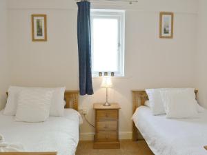 Ein Bett oder Betten in einem Zimmer der Unterkunft Spout Crag Boathouse