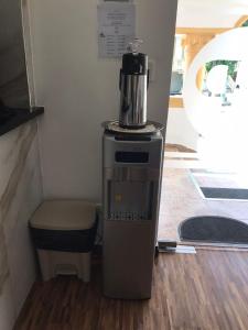 a kitchen with a blender on top of a stove at Hostal Magisterial Santo Domingo in Santo Domingo