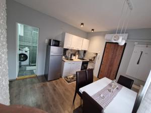 ครัวหรือมุมครัวของ Grey & Sunny Apartments Zaječar