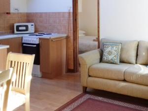 a living room with a couch and a kitchen at Thorpegate - E3076 in Thorpe Market